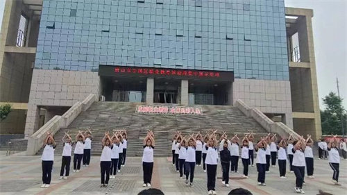 靓丽风采我先行 巾帼融情一家亲 ——丰润职教中心医学幼教部幼儿保育专业“保育杯”广场舞大赛