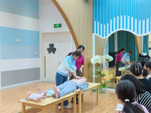 急救之光 点亮生命守护之路——丰润职教中心志愿服务队走进丰润区碧桂园幼儿园普及急救知识