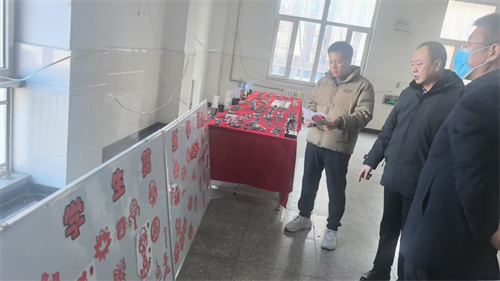 妙剪生花庆元旦 ——丰润职教中心机电技术部开展剪纸庆元旦活动